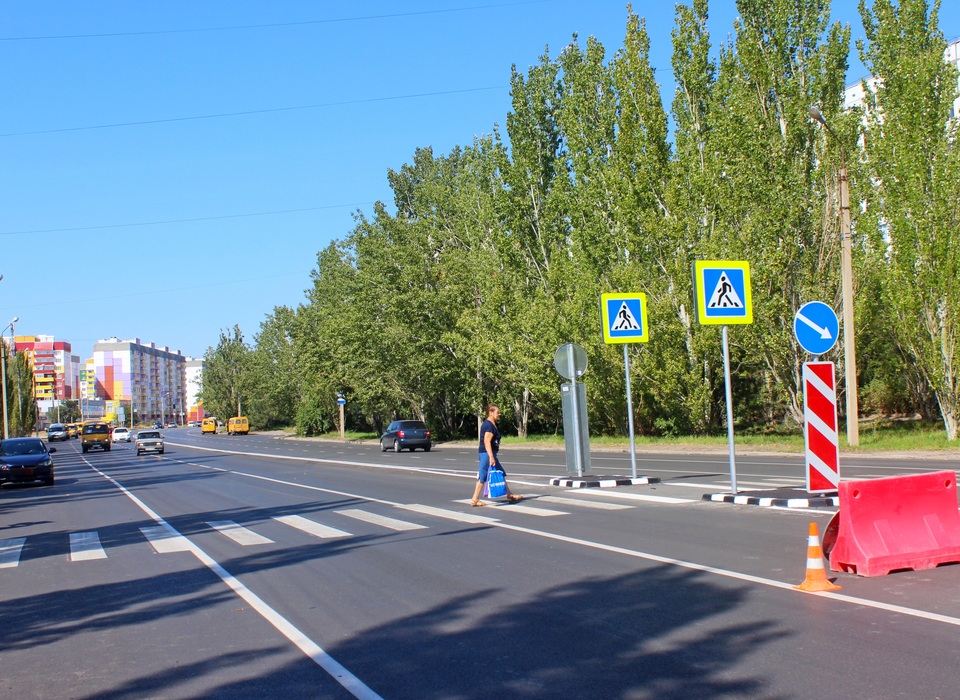 В преддверии Дня знаний в Волгоградской области обновляют дороги к школам
